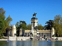  Foto Attraktion  von Madrid Das Monument im Retiro Park ist ein beliebter Treffpunkt