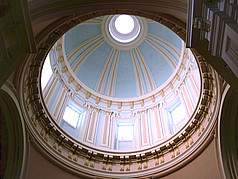  Bild Reiseführer  Die schöne Kuppel des Real Monasterio de Santa Isabel